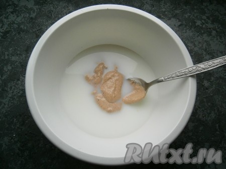 Воду смешать с молоком, добавить активную закваску, тщательно перемешать. Активная закваска - это та, которая находится в тепле и активно бродит. Если закваска у вас хранилась в холодильнике, её нужно обязательно освежить, для этого отложите в миску 20 грамм холодной закваски, влейте 20 миллилитров тёплой воды, перемешайте, затем всыпьте 20 грамм ржаной муки, перемешайте и оставьте закваску в тёплом месте часа на 3-4, в ней должно начаться активное брожение, появится много пузырьков, закваска увеличится в размерах в 2-3 раза - вот 50 грамм этой закваски уже и добавляйте в смесь воды и молока.