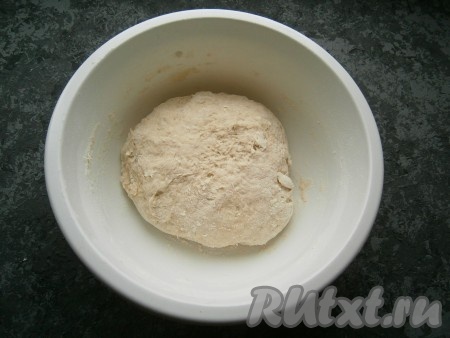 А после того как тесто начнёт собираться в ком, продолжать замешивать его руками. Добавляя понемногу муку и каждый раз полностью вмешивая её, учитывайте, что тесто должно получиться плотным, не липнущим к рукам. Добавляя муку, учитывайте не количество муки, указанное в ингредиентах, а консистенцию теста. Количество муки, которое придётся добавить, зависит и от закваски, и от качества муки.