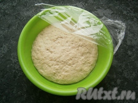 Чистую миску смазать немного растительным маслом и поместить в неё тесто, накрыть плёнкой и оставить в тёплом месте на 1,5-2 часа. Тесто должно увеличиться, как минимум, вдвое.