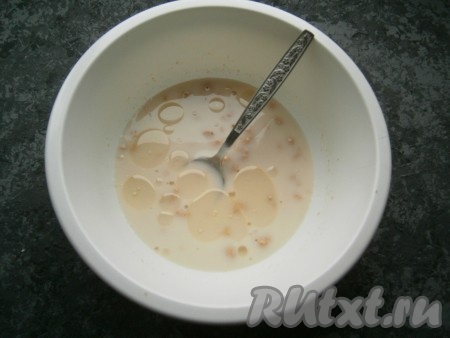 Затем добавить соль, сахар, влить растительное масло, перемешать.
