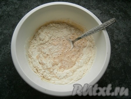 Начать частями всыпать муку, замешивая вначале тесто ложкой.