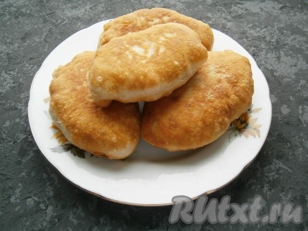 Теперь из этого теста можно формировать пирожки обычным способом. Из указанного количества ингредиентов выходит 8-10 пирожков. Я готовила жареные пирожки с мясом, перед жаркой их не нужно оставлять на расстойку. Вот такими пышными они получились. Из этого теста можно печь пирожки и в духовке, оставив сформированные пирожки перед отправкой в духовку постоять 20-30 минут.