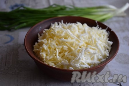 Натрем на крупной терке сулугуни, адыгейский сыр и сливочное масло, соединим в одной тарелке. Для таких мясных рулетиков можно взять любой сыр твердых сортов.
