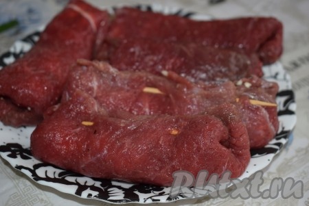 Далее скрепляем зубочистками края каждого рулетика, для того чтобы рулеты держали форму (не разворачивались во время обжаривания) и сыр не вытек наружу.
