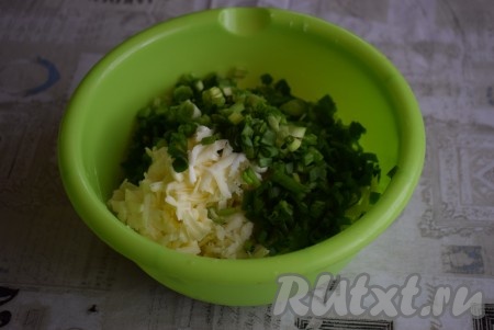 Далее нарезаем зеленый лук мелко и добавляем к сыру с маслом, перемешиваем и сырная начинка для рулетиков готова.