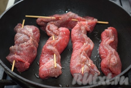 Ставим сковороду на огонь и добавляем сливочное масло для обжаривания. Выкладываем рулетики из говядины с сырной начинкой на разогретую сковороду не плотно друг к другу. Рулеты не должны пустить сок, а наоборот должны "схватиться" и подрумяниться в процессе обжаривания.