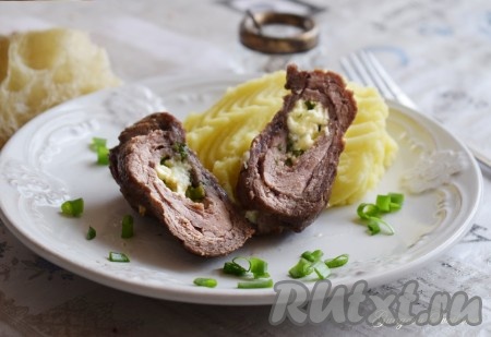 В качестве гарнира к рулетам отлично подойдут свежие или запеченные на гриле овощи, отварной или жареный картофель, отварной рис или гречка.
