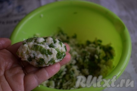 Сырная начинка для фаршировки мясных рулетиков не разваливается и хорошо держит форму. Сыр и масло дадут рулетикам сочность, а зеленый лук - дополнительный аромат и&nbsp;вкус.
