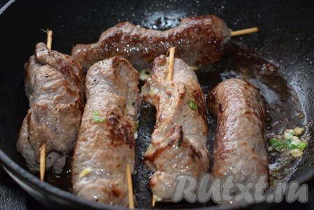 Общее время обжаривания, примерно, 10-12 минут. Когда рулетики подрумянятся со всех сторон, снимаем их с огня. Таким образом обжариваем все подготовленные рулеты. У меня получилось 10 штук, поэтому обжаривала я их в 2 приема по 5 штук.
