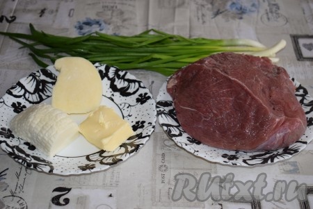 Подготовим необходимые продукты для приготовления мясных рулетиков с сыром. Мясо промоем под холодной водой и обсушим бумажными полотенцами.
