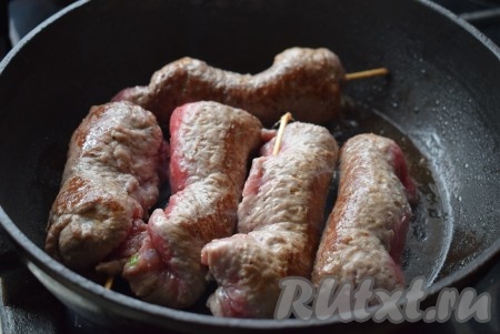 Обжариваем рулетики со всех сторон на среднем огне, периодически переворачиваем&nbsp;их со стороны на сторону.
