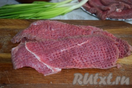 Отобьем каждый кусочек говядины молоточком для отбивных. Посолим и поперчим отбивные, натрем их растительным маслом и оставим для пропитки на 10-15 минут.
