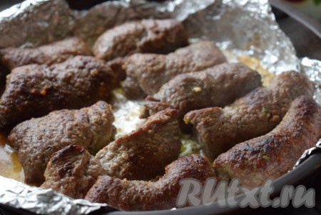 Готовые рулетики достаем из духовки, внизу в форме будет очень вкусный сок, а сами рулеты получаются невероятно сочными и ароматными. Сыр, зелёный лук и мясо - бесподобное сочетание!
