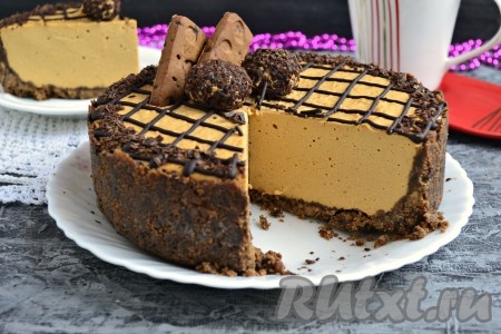 Резать чизкейк нужно горячим острым ножом.