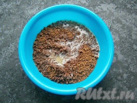 Влить тёплое масло в крошку из печенья, тщательно перемешать.