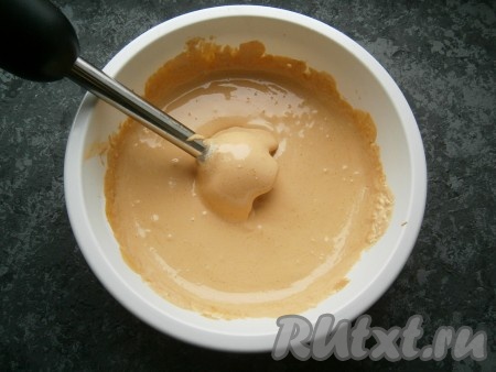 Взбить творожную смесь погружным блендером до однородного гладкого состояния. Крупинок творога практически не должно оставаться! Добавить, по желанию, сахарную пудру, ещё раз взбить. Если вам сладости достаточно, пудру можете и не класть.