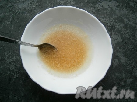 Желатин залить холодной водой, перемешать и оставить для набухания на 5-10 минут.