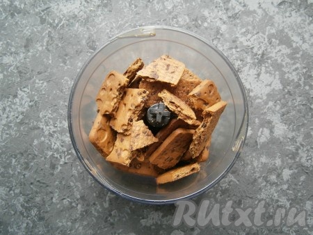 Печенье поломать, поместить в чашу блендера.