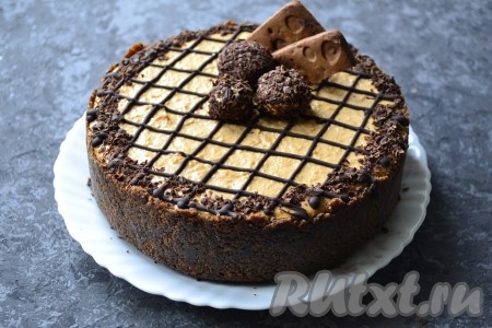 Далее вкуснейший и нежнейший чизкейк, приготовленный&nbsp;с варёной сгущёнкой и творогом без выпечки, украсить на свое усмотрение. Я украсила растопленным чёрным шоколадом, печеньем и шариками из творога, обсыпанными тёртым шоколадом. Если будете украшать растопленным шоколадом, чизкейк нужно поместить ещё на 5-10 минут в холодильник, чтобы шоколад застыл.