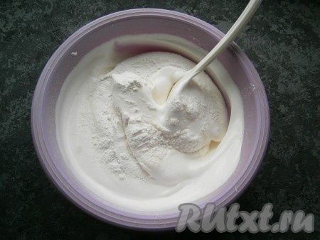 Сверху посыпать взбитые белки крахмалом и аккуратно его вмешать лопаткой (или ложкой) в белковую массу.
