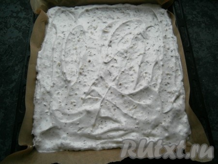 Противень застелить пергаментной бумагой (желательно силиконизированной или просто хорошего качества), выложить тесто и равномерно размазать его по всему противню.
