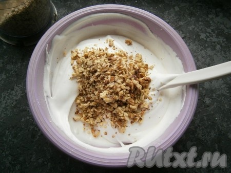 В три захода всыпать немного измельченные грецкие орехи, каждый раз вмешивая их в белковую массу. Орехи лучше предварительно обжарить.
