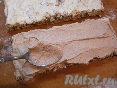 Смазать кремом все три части коржа, складывая их друг на друга. Бока и верх также смазать кремом.
