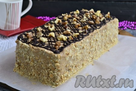 Печенье измельчить в крошку с помощью блендера и обсыпать им бока торта. Шоколад растопить, остудить и украсить им верх торта. Также для украшения пойдут и орехи. Затем королевский тортик отправить в холодильник на 4-5 часов.
