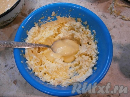 Размягченное масло взбить миксером до побеления, далее, продолжая взбивать, добавлять понемногу заварную смесь.
