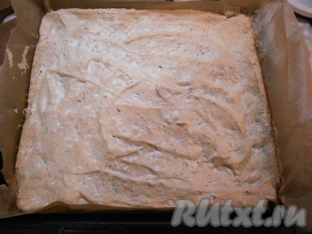 Выпекать корж в разогретой до 180 градусов духовке около 20-30 минут (верх коржа не должен липнуть). Дать коржу немного остыть и, пока он теплый, разрезать его на 3 равные части, пергамент удалить. Все части коржа полностью остудить.
