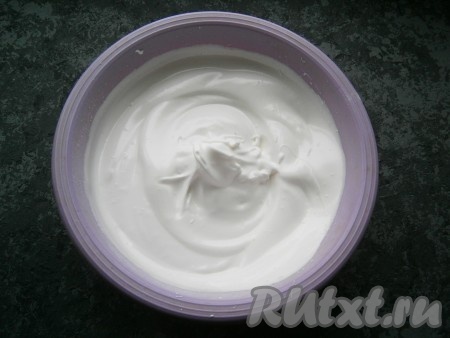 Для приготовления теста для коржа охлажденные сырые белки взбить миксером до пены, далее, добавляя частями сахарную пудру, продолжить взбивать их до устойчивых пиков (для этого понадобится минут 5-7).
