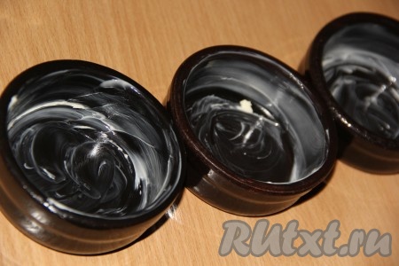 Порционные формочки для запекания (или одну большую форму) смазать сливочным маслом.
