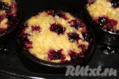 Формочки поставить на противень и отправить в разогретую духовку, готовить творожно-пшённую запеканку 25-30 минут при температуре 200 градусов (до образования красивой золотистой корочки).
