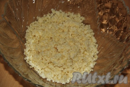 Я использовала пшённую кашу, которая осталась от ужина. Можно сварить кашу специально для запеканки, для этого 0,5 стакана хорошо промытого пшена всыпать в кастрюлю, залить 1 стаканом холодной воды, поставить на огонь и довести до кипения, слегка посолить. Накрыть кастрюлю крышкой, убавить огонь до минимума и варить пшённую кашу до полного испарения воды (минут 20), иногда помешивая. Каша получится рассыпчатой. В глубокую миску всыпать остывшую пшённую кашу (для этой запеканки нам потребуется 170 грамм готовой каши).
