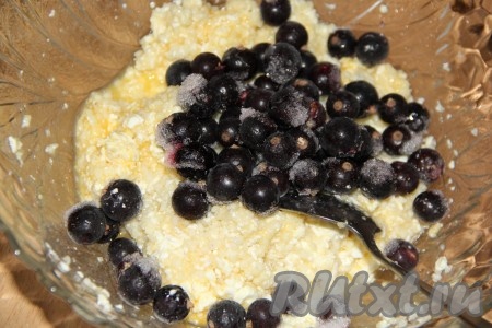 Затем всыпать ягоды, перемешать массу. Я ягоды предварительно не размораживала.
