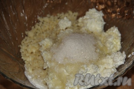 К творожно-пшённой массе всыпать сахар, ванильный сахар и хорошо перемешать.
