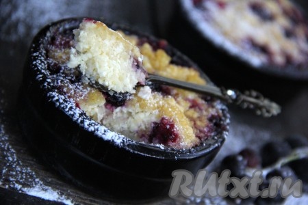 Получилась очень нежная, сочная запеканка из пшённой каши с творогом. Перед подачей её можно посыпать сахарной пудрой. Творожно-пшенная запеканка вкусна и в горячем, и в холодном виде.
