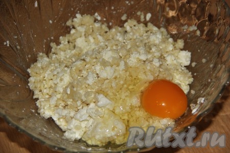 Добавить яйцо и еще раз хорошо перемешать.
