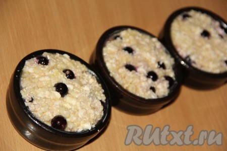 Творожно-пшённую массу разложить по формочкам, заполнив их полностью. У меня получилось 3 порционные формочки. Можно приготовить и в большой форме, а уже готовую запеканку перед подачей нарезать на кусочки.
