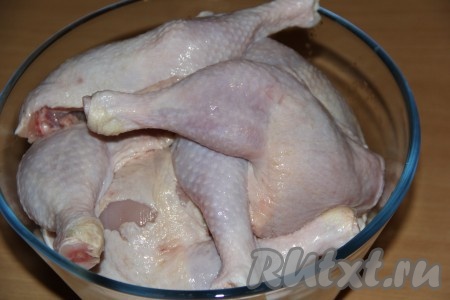 Куриные окорочка хорошо промыть под водой и обсушить бумажными полотенцами.
