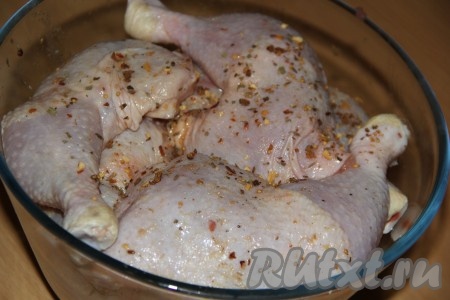 Выложить окорочка в глубокую миску и оставить на пару часиков при комнатной температуре.
