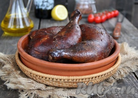 Поместить решётку в коптильню, накрыть плотно крышкой и поставить на мангал. Я коптила на углях, но можно коптить и на открытом огне. Если готовите на углях, то угли должны быть хорошо раскалены. Коптить куриные окорока в коптильне в течение 1 часа. Через минут 40 можно заглянуть и посмотреть цвет кожицы. Время приготовления зависит от размера окорочков - у меня крупные. Окорочка должны покрыться красивой корочкой. Готовность можно проверить, надрезав окорочок, - должен сочиться прозрачный сок, а не кровь. Готовые окорочка достать из коптильни, переложить на тарелку и подать к столу. Вот какие аппетитные окорочка горячего копчения можно приготовить в домашних условиях.