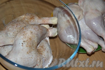 Очищенные зубчики чеснока натереть на мелкой терке (или пропустить через чеснокодавилку). Каждый окорочок хорошо натереть солью, специями и чесноком.
