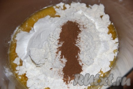 Добавить муку, соль,&nbsp;разрыхлитель и корицу.

