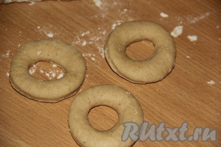 Затем внутри каждого кружка из теста вырезать кружочек с помощью крышки от пластиковой бутылки.
