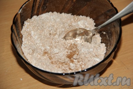 Хорошо перемешать смесь корицы и сахарной пудры.&nbsp;
