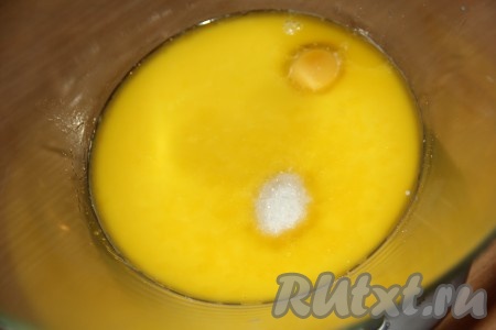 В молоко всыпать сахар, ванильный сахар и добавить яйцо. Сливочное масло растопить, остудить и влить к молоку, сахару и яйцу, перемешать.
