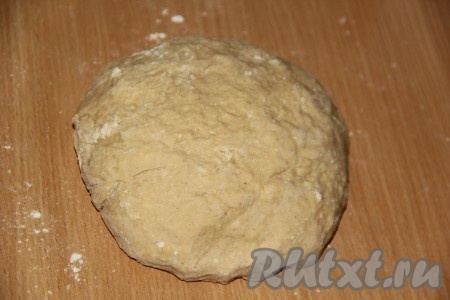 Замесить мягкое, нежное, слегка липнущее тесто. Убрать тесто в пакет и поместить в холодильник на 1 час.
