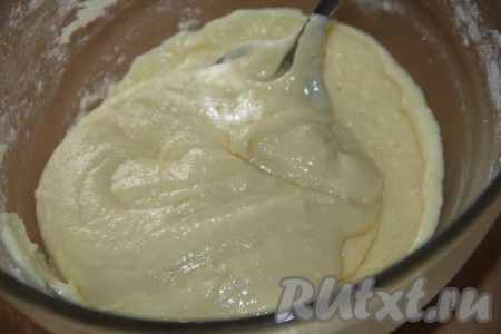 Перемешать получившуюся массу столовой ложкой, она будет вязкой, однородной и липкой.