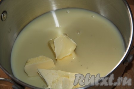 В сотейник влить сгущёнку, добавить сливочное масло.